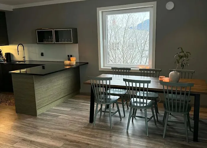 Large Apartment, In The Middle Of Center!